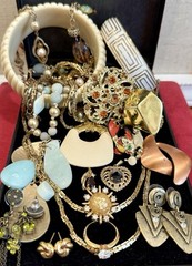 Vintage Estate Costume Jewelry Lot ! MONET, TRIFARI and more!