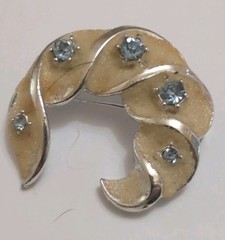 Lot Of 7 Vintage Brooches And Pins Gold And Silver Tone Variety