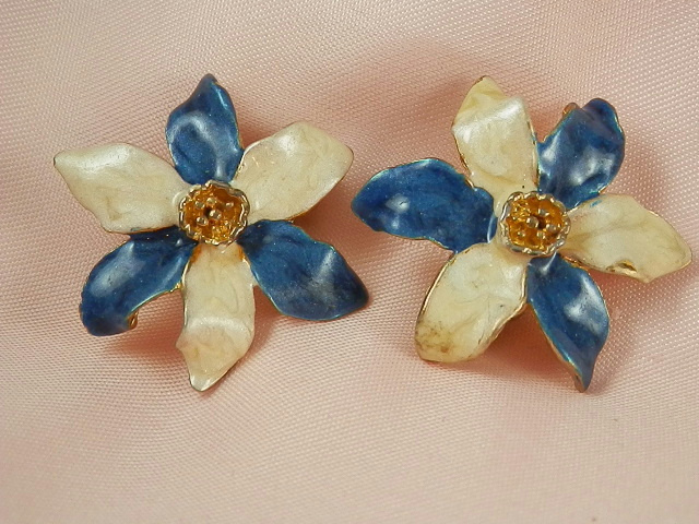 Beautiful Vintage Enamel Flower Earrings 595E