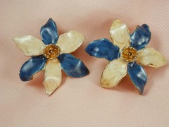Beautiful Vintage Enamel Flower Earrings 595E