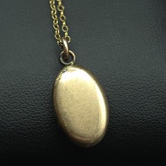 Vintage 12K GF W.C. Co Engraved Oval Photo Locket 17″ Necklace