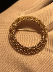 VTG TRIFARI GOLD TONE ROUND OPEN CIRCLE 1 1/4” BROOCH PIN TEXTURED