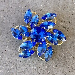 VTG Signed JUDY LEE Gold Tone Vibrant Blue Rhinestone Brooch Pin 2.25″ Diameter