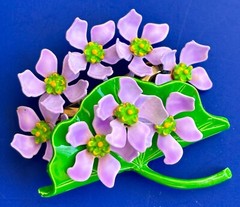 LOVELY LAVENDER PURPLE VIOLETS VINTAGE METAL ENAMEL FLOWER PIN CORSAGE GIFT