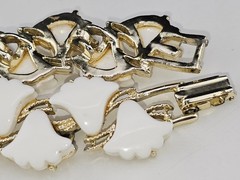 Vintage White Thermoset Lucite Flower 7″ Bracelet Clip Earring Set Gold Tone