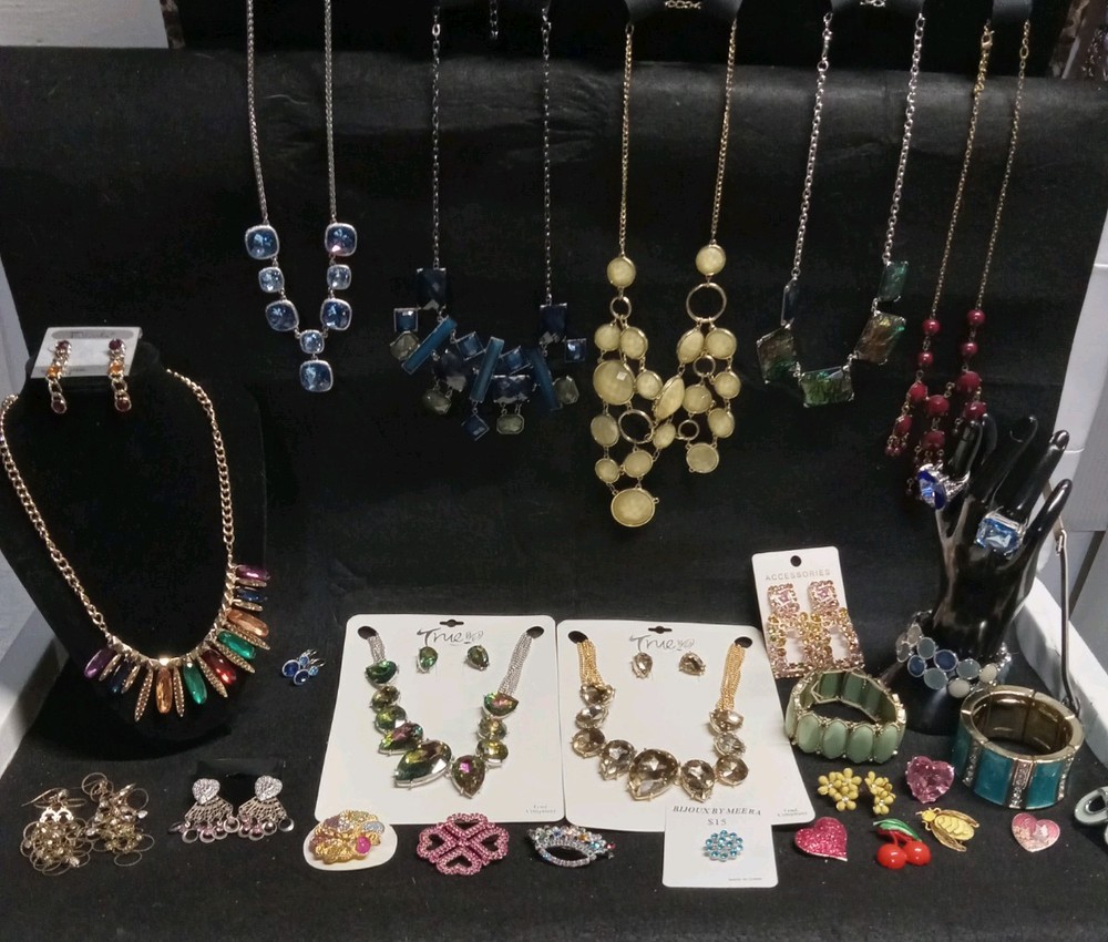 Vintage 2 Modern Costume Jewlery Lot Statement Necklaces Earrings Bracelets Pins