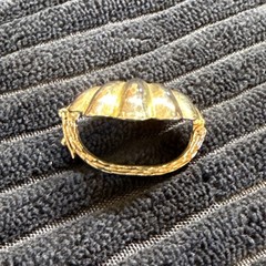 VTG 1970s SCALLOPED SEASHELL GOLD TONE HINGED W/ SAFETY CATCH DRESS/SCARF CLIP