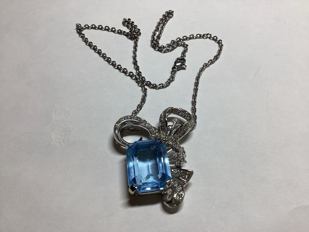 Fancy SMITHSONIAN Museum Sky Blue Glass Crystal Silver Tone Pendant Necklace