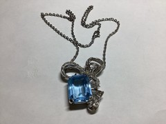 Fancy SMITHSONIAN Museum Sky Blue Glass Crystal Silver Tone Pendant Necklace