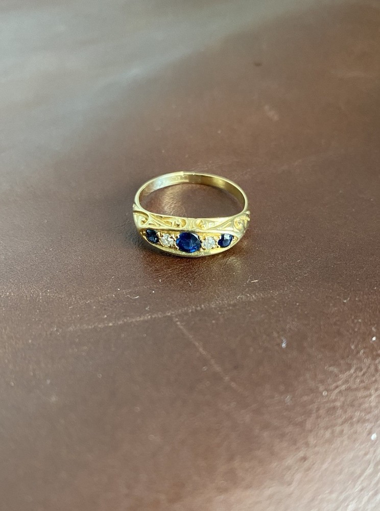 Antique 18ct gold sapphire and diamond ring Size 7.75