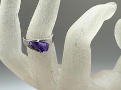 ESTATE VINTAGE 18K WHITE GOLD PLATED DEEP PURPLE FACETED CRYSTAL RING SIZE 5