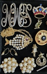 Goldtone Jewelry Lot Avon Hong Kong Signed Pieces Brooch Earrings Vtg-Mod E31