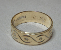 VINTAGE 9CT GOLD RING WITH ENGRAVED DECORATION 3673