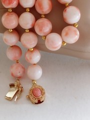 ESTATE ANGEL SKIN BLUSH CORAL 10 MM GOLD 26″ LONG 78 GR GOLD SPACERS NECKLACE