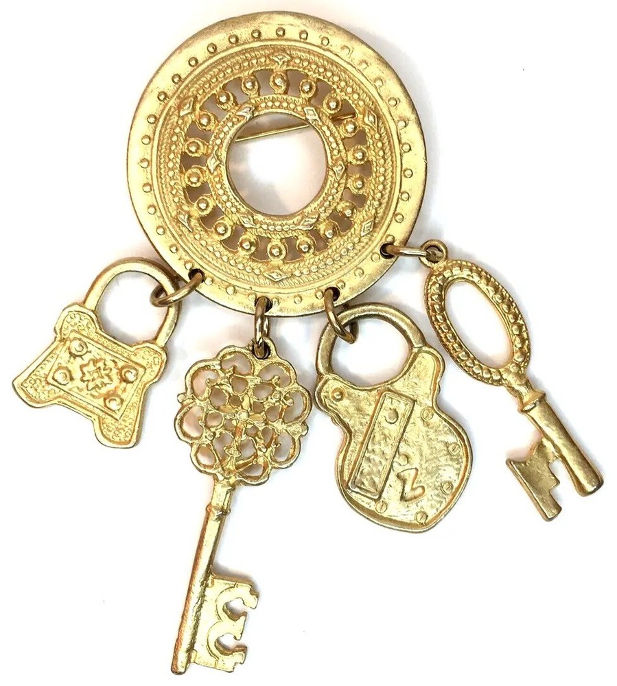 Casual Corner Brooch Ornate Gold Tone Key Lock Round Charm Pin