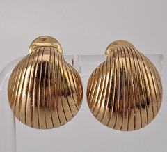 Vintage Monet Gold Tone Scallop Shell Clip On Earrings Coastal Chic Resort Beach