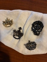 4 Women’s Crown Style Brooches w/Embelished Jewels – Nice!