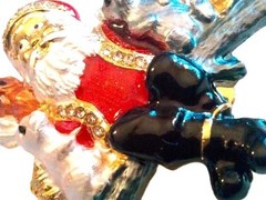 SANTA CHRISTMAS BROOCH! Holiday Figural Pin/Accessory. Adorable Nature Scene!