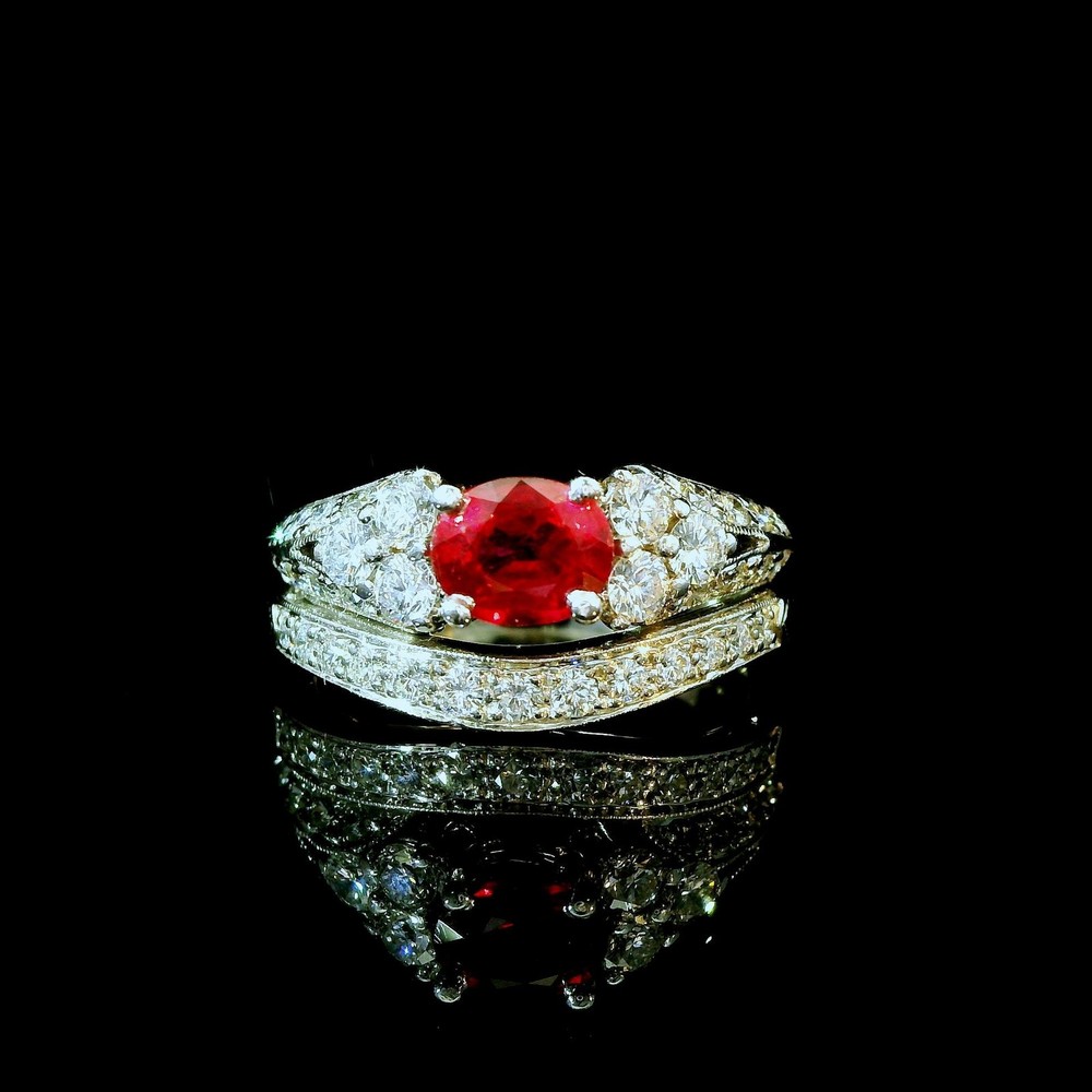 0.85 ct. Ruby & 0.80cttw. White Diamond Ring in 14k White Gold 5.5US 4.47g.
