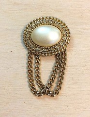 Vintage Gold Tone Faux Pearl Cabochon Brooch Pin with Hanging Chains