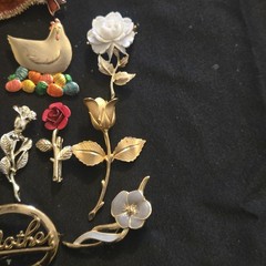22 VINTAGE BROOCH COSTUME JEWELRY LOT HEARTS MOTHERS DAY FLOWER AVON JJ GERRYS
