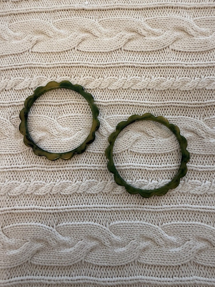 Vintage Set of 2 Green Daisy Bakelite Bangles Scalloped Green Lemon Lime