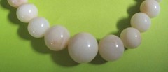 Vintage CREAMY WHITE w/ BROWN SWIRLS Colored Lucite Beaded Choker Necklace