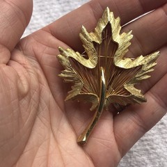 Maple Leaf Brooch Capri Gold Tone Filigree Center Mid Century Lapel Pin Pinback
