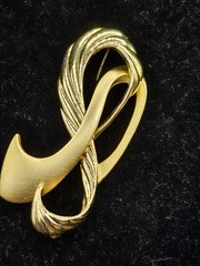 Vintage Signed Tona Ribbon Brooch Brushed and Textured Gold Tone Swirl Design