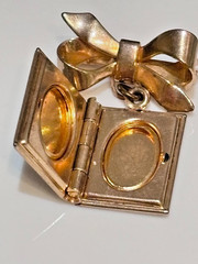 Vintage 1940s Sweetheart Bow Book Locket Brooch Pin Gold Tone Monogram M Photo