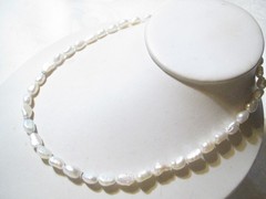 PRETTY 18″ LARGE WHITE BAROQUE PEARLS NECKLACE WITH STERLING SILVER CLASP