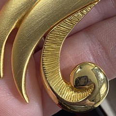Vintage Tona Brooch Matte Shiny Goldtone Swirl 3-1/8″ Long