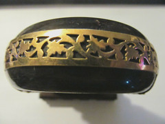 VINTAGE CHUCKY TRIBAL BONE/HORN w/BRASS GOLD ETCHINGS PIN CLASP BANGLE BRACELET