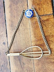 Vtg Goldtone and Enamel Tie Cravat Holder Clip Chain BLI Insignia