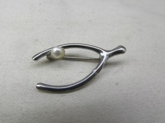 Vintage Sterling Silver & White Pearl Wishbone Shaped Brooch 1 1/8 x 3/8″ #627