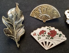 Lot of 14 Vintage Brooches Including Silvertone, Fans, Florals….unbranded