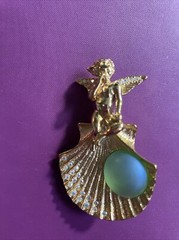 KIRKS FOLLY ANGEL FAIRY SITTING ON SEA SHELL GREEN BROOCH PENDANT GORGEOUS