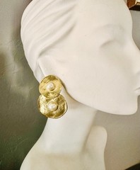 Vintage 1980’s Bold Gold And Faux Pearl Disk Clip Earrings Les Bernard Style