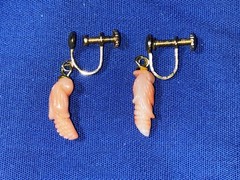 Vintage Angel Skin Coral Figural Corn Screw Back Earrings 2.67 grams 1 1/8” Long
