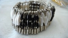 #53X vtg costume BRACELET SILVER TONE SAFTEY PINS BLACK WHITE BEADS 1”W STRETCH