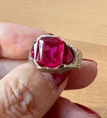 VINTAGE 10K WHITE GOLD LARGE RED SYNTHETIC RUBY MEN’S WOMEN’S UNISEX RING