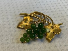 Vtg Gold Filled Krementz Grape Cluster Brooch 7.48g Jewelry Jade Look Stones Pin