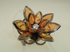VINTAGE 1970-80’S ADJUSTABLE MOLDED PLASTIC FLOWER W/RHINESTONE RING! COOL PC.