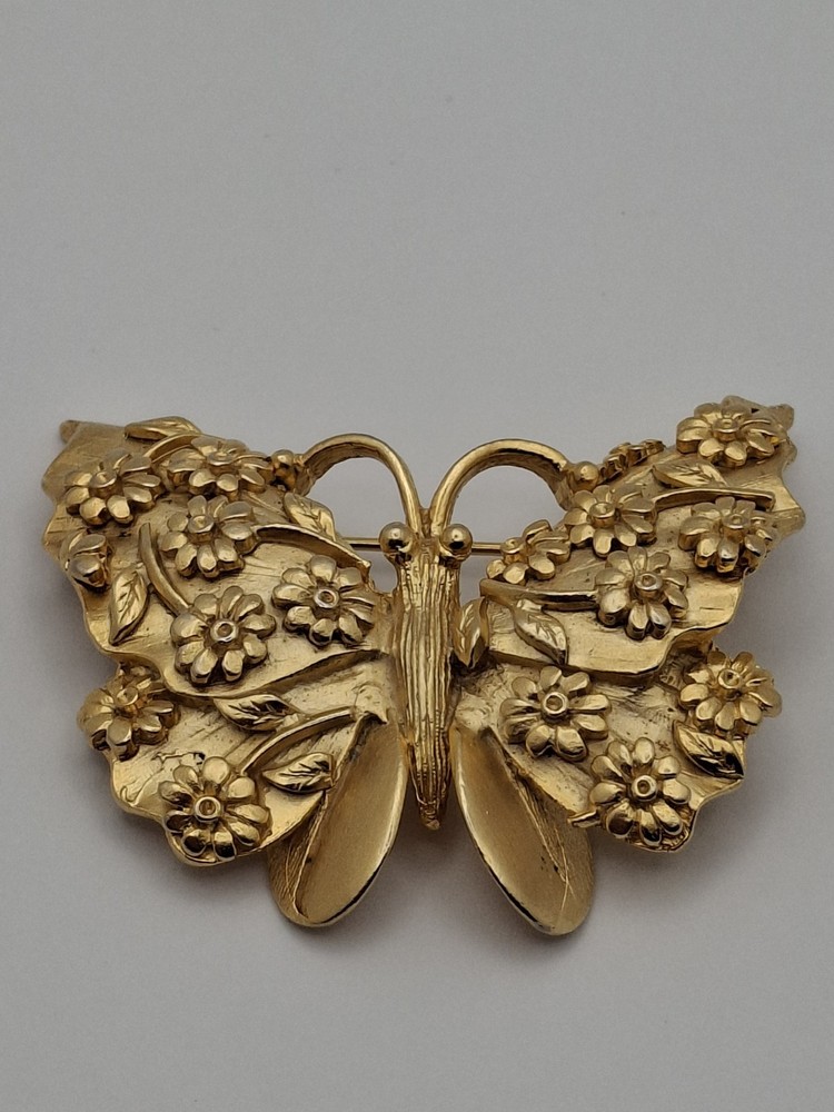 BSK 1970’s Butterfly Daisy Brooch Lapel Pin 2″ x 2.25″