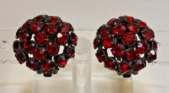 F20 VINTAGE ROUND DOMED RHINESTONE CLIP-ON EARRINGS BLOOD RED STONES UNSIGNED