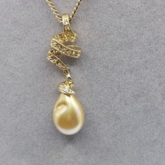 CAROL LEE SIGNED VINTAGE GOLDEN FAUX PEARL GOLDTONE CHAIN NECKLACE 15″