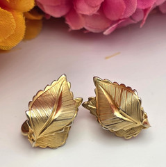 Vintage Giovanni Gold Tone Double Leaf Clip On Earrings Textured Botanical 21mm