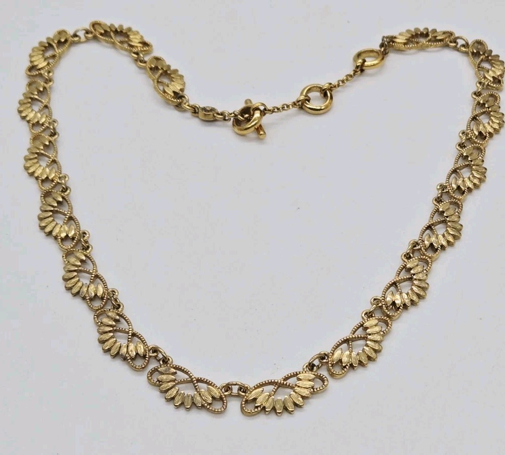 Monet Necklace Filigree Lacy Chain Gold Tone Vintage Toggle Vintage 80’s 17.5 in