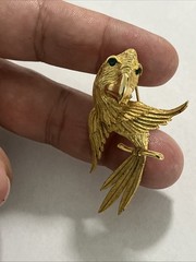 Vintage Signed Lind-Gal Parrot Brooch Gold Tone GRN Rhinestone Eyes—-(Y)