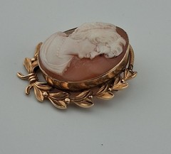 Signed H.G. Vintage 12K Gold Filled Laurel Wreath Design Carved Shell Cameo Pin